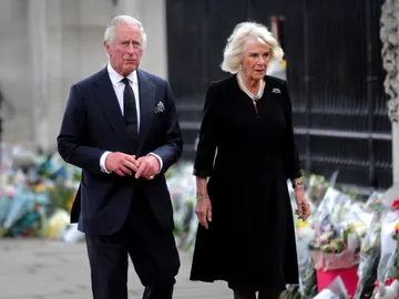 Carlos III aterriza en Londres para dar su primer discurso como rey Carlos III aterriza en Londres para dar su primer discurso como rey