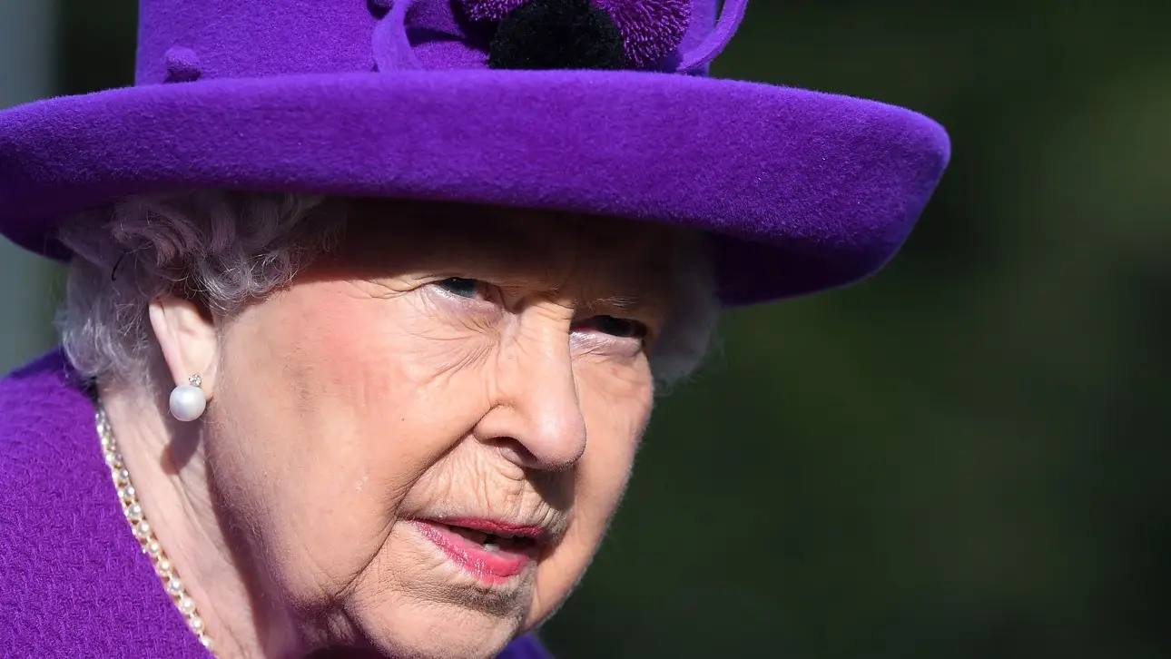 Isabel II apareció en la boda civil de una pareja anónima en Manchester Isabel II apareció en la boda civil de una pareja anónima en Manchester