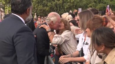 Una mujer sorprende a Carlos III con un beso en la mejilla en su llegada a Buckingham Palace