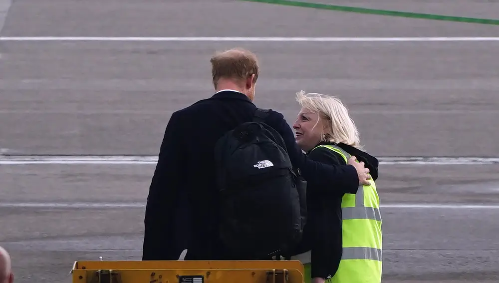El príncipe Harry en el aeropuerto de Aberdeen