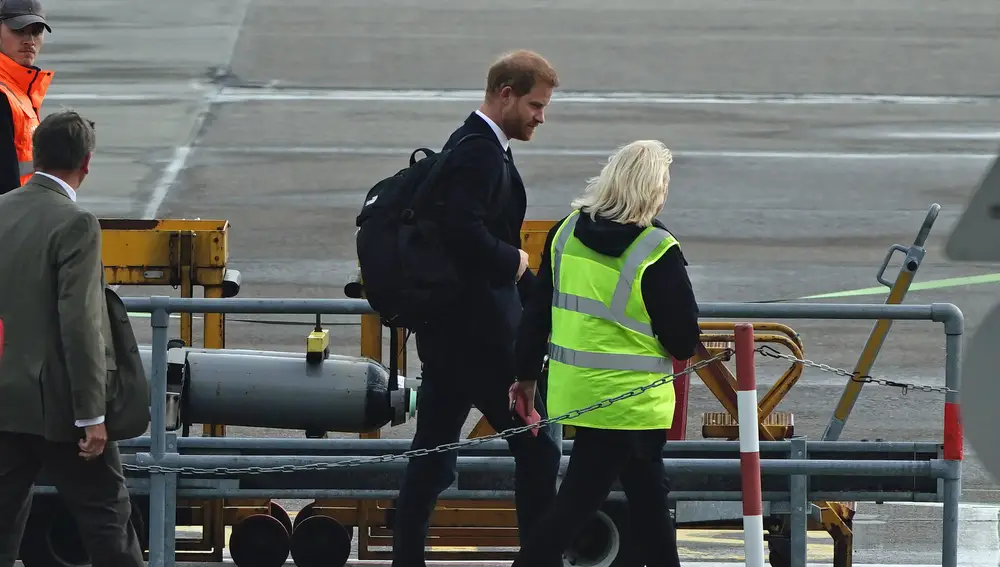 El príncipe Harry en el aeropuerto de Aberdeen