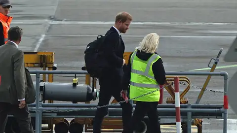 El príncipe Harry en el aeropuerto de Aberdeen El príncipe Harry en el aeropuerto de Aberdeen