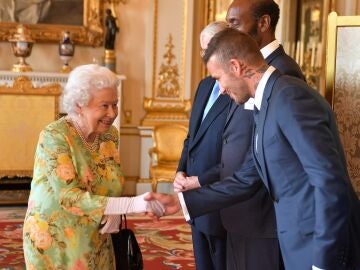 David Bekcham saluda a la reina Isabel II