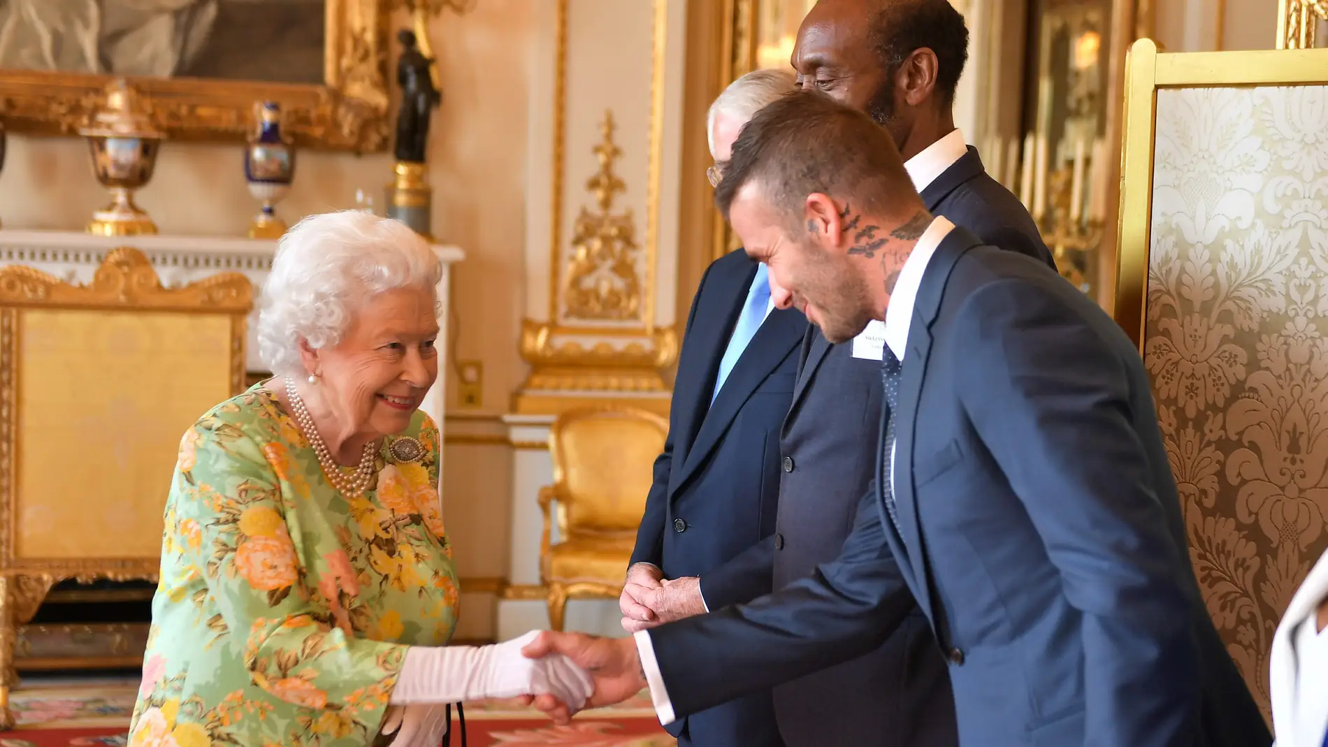 David Bekcham saluda a la reina Isabel II