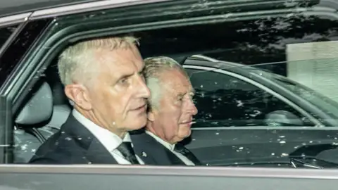 El rey Carlos III abandonando el Palacio de Balmoral El rey Carlos III abandonando el Palacio de Balmoral