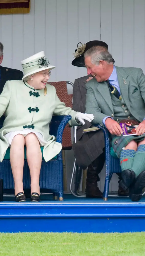 La Reina Isabel y el Príncipe Carlos riendo