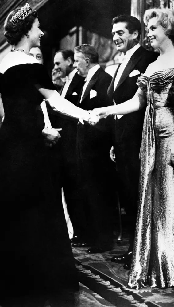 Isabel II y Marilyn Monroe se saludan