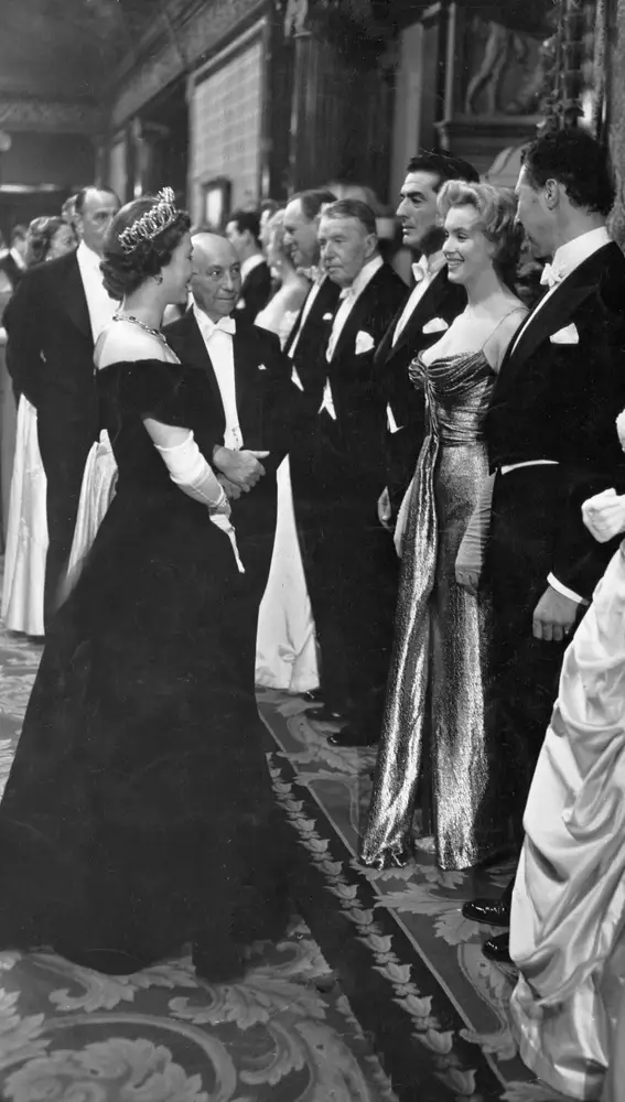 La reina Isabel II junto a Marilyn Monroe en 1956