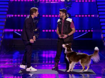 El adiestrador demuestra su talento en ‘Veo cómo cantas’… ¡con un perro y en directo! 