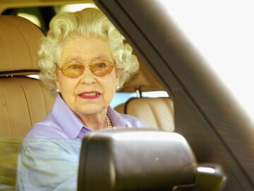 Isabel II conduce su coche sin carnet en 2004
