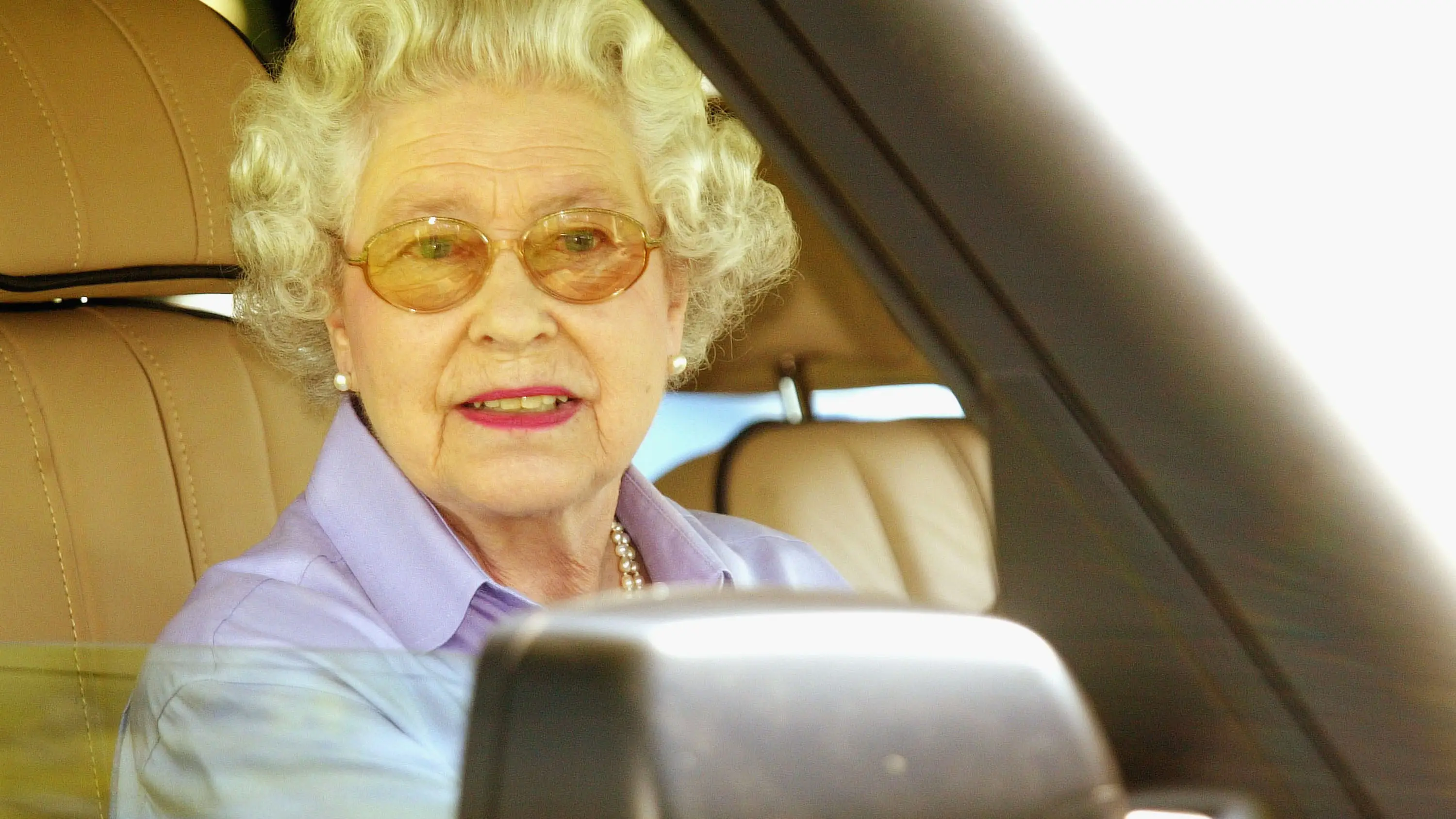 Isabel II conduce su coche sin carnet en 2004