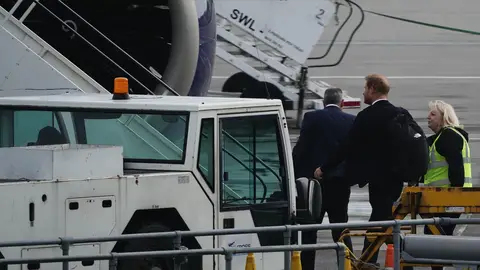 El príncipe Harry en el aeropuerto de Aberdeen El príncipe Harry en el aeropuerto de Aberdeen