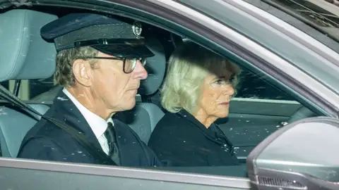 Camilla de Cornualles saliendo del Palacio de Balmoral Camilla de Cornualles saliendo del Palacio de Balmoral