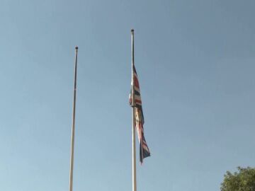 Bandera ondea a media asta en Reino Unido