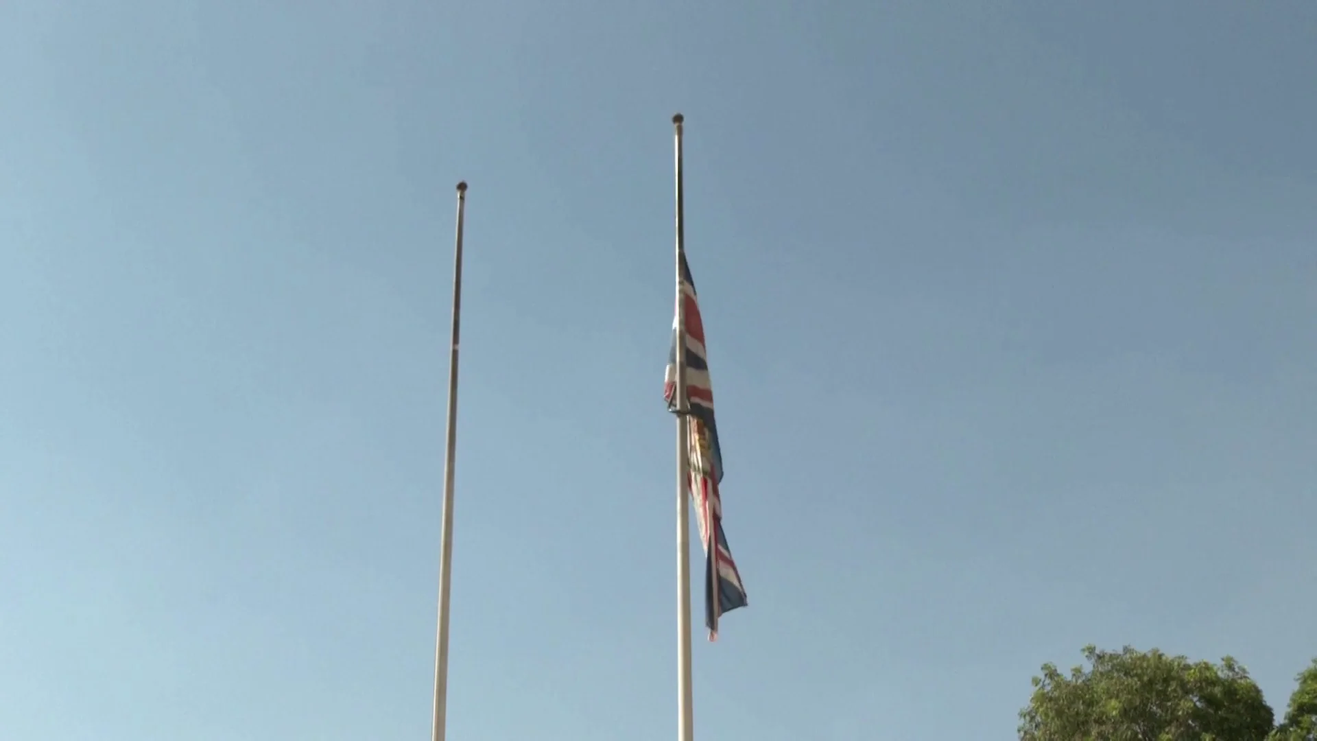 Bandera ondea a media asta en Reino Unido Isabel II
