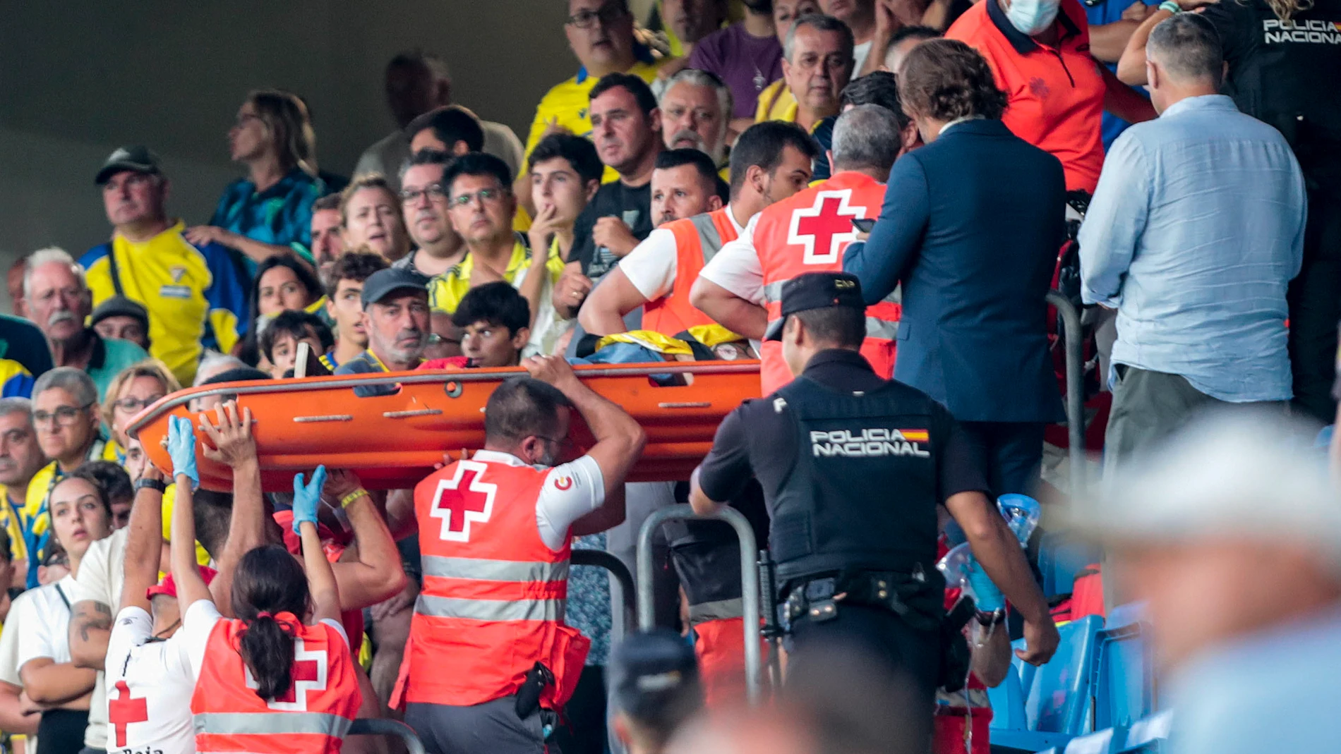 Aficionado del Cádiz sufre una incidencia médica durante el partido