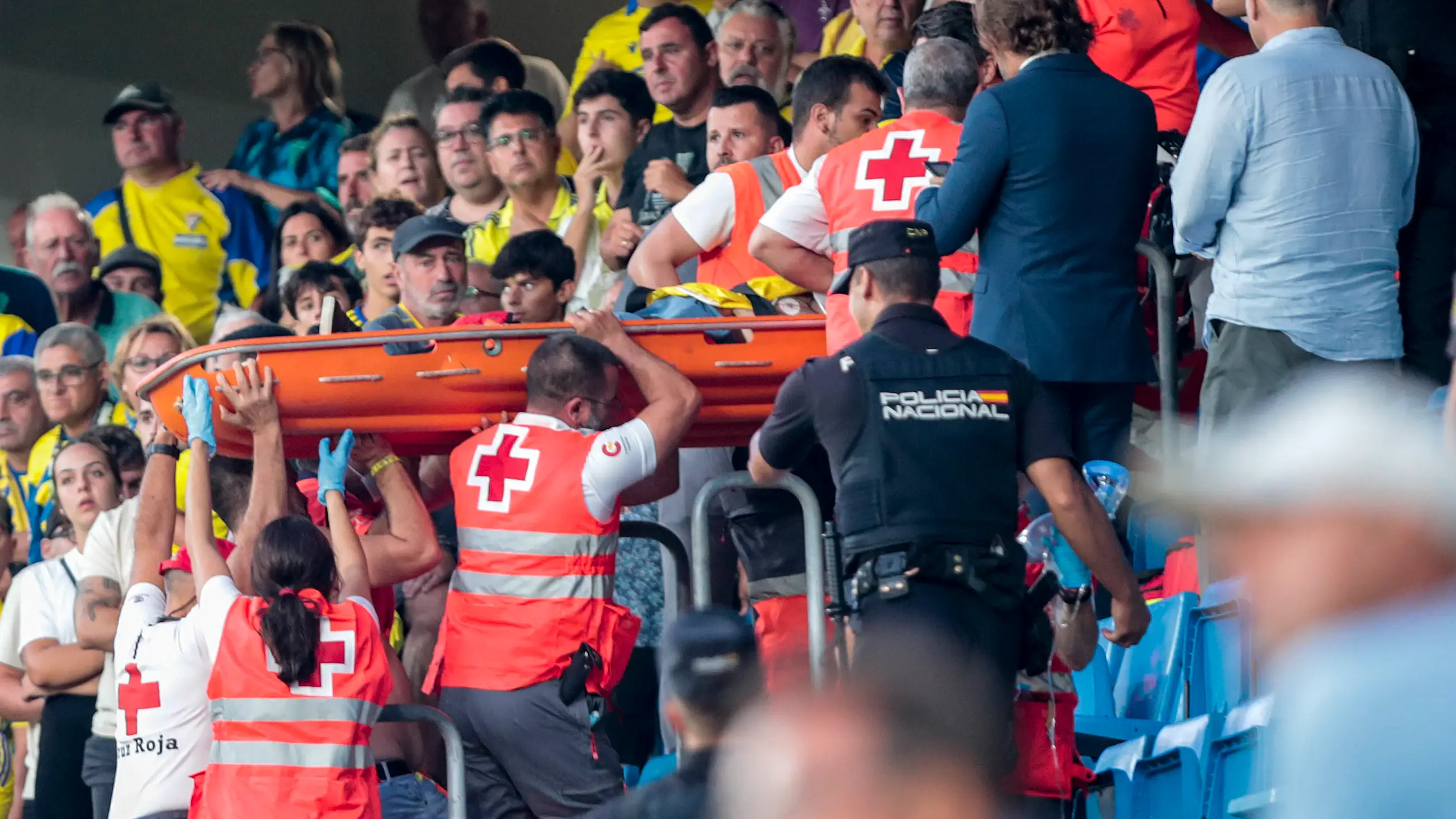 Aficionado del Cádiz sufre una incidencia médica durante el partido Aficionado del Cádiz sufre una incidencia médica durante el partido