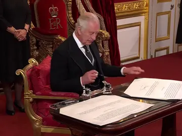El bromista gesto de Carlos III al firmar los documentos El bromista gesto de Carlos III al firmar los documentos