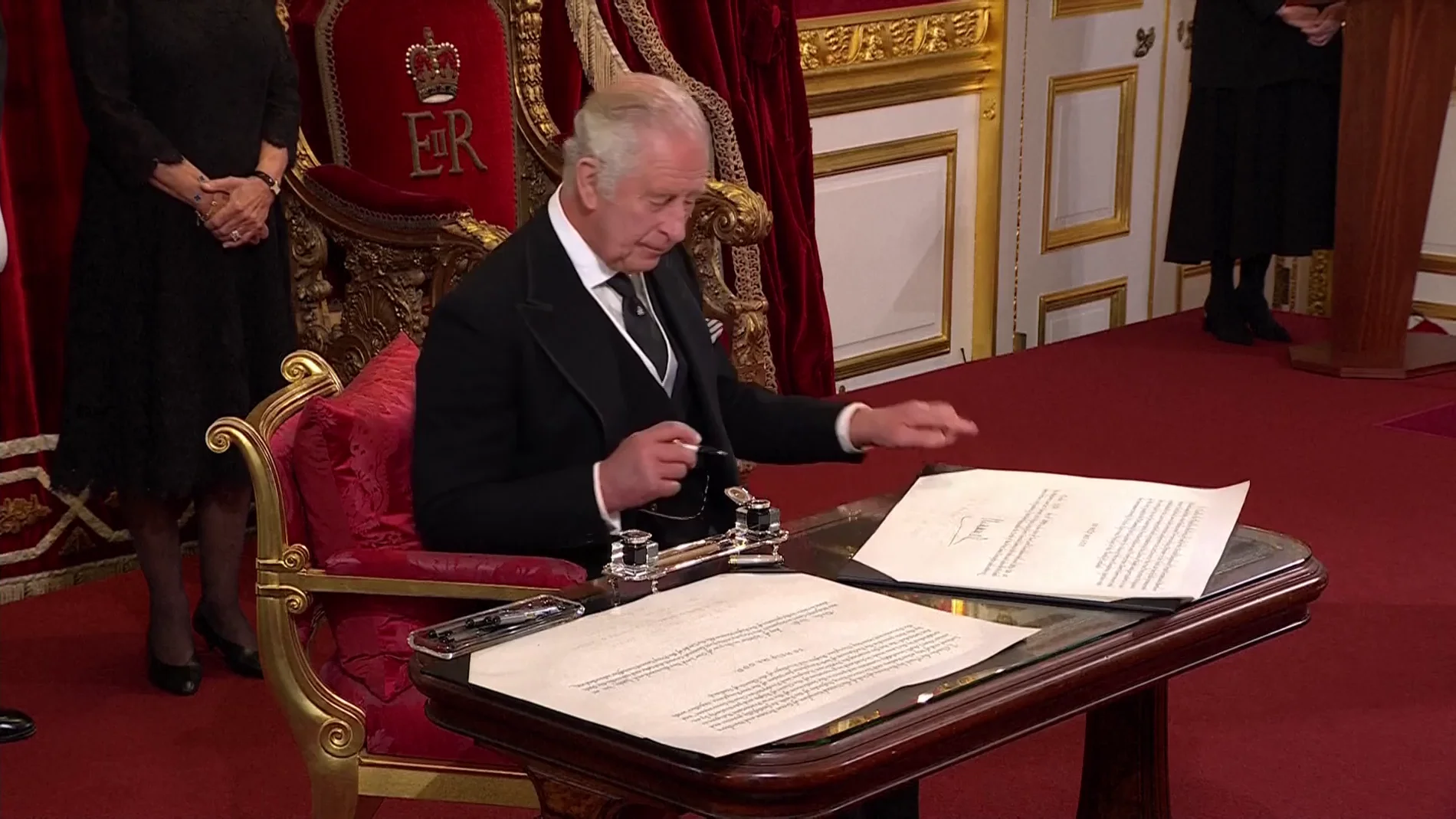 El gesto más inquietante del rey Carlos III al firmar los documentos de su  proclamación