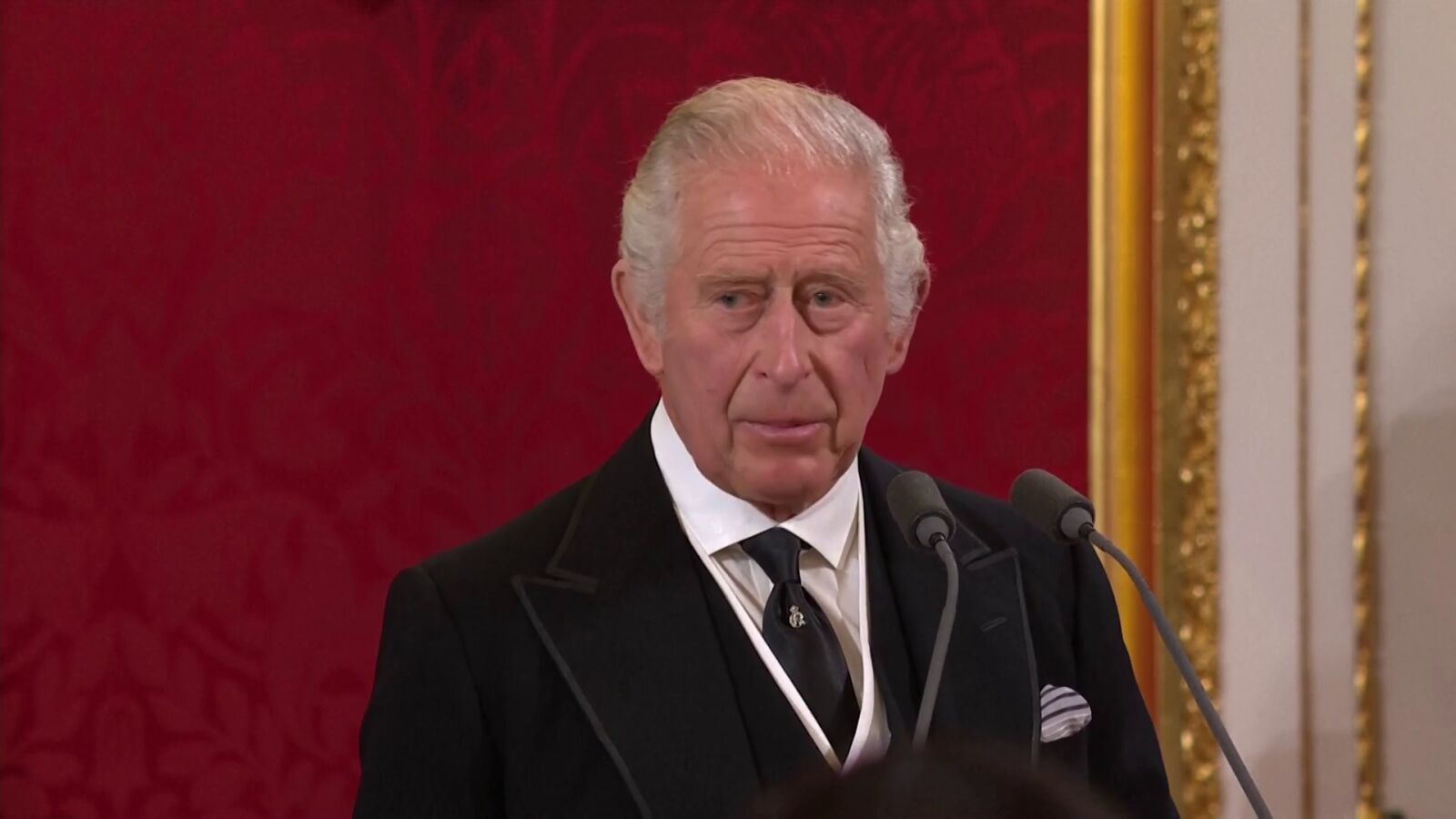 Carlos III recuerda a la reina Isabel II en su proclamación: 