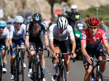 Carapaz se corona en Navacerrada y Evenepoel sentencia la Vuelta España Carapaz se corona en Navacerrada y Evenepoel sentencia la Vuelta España