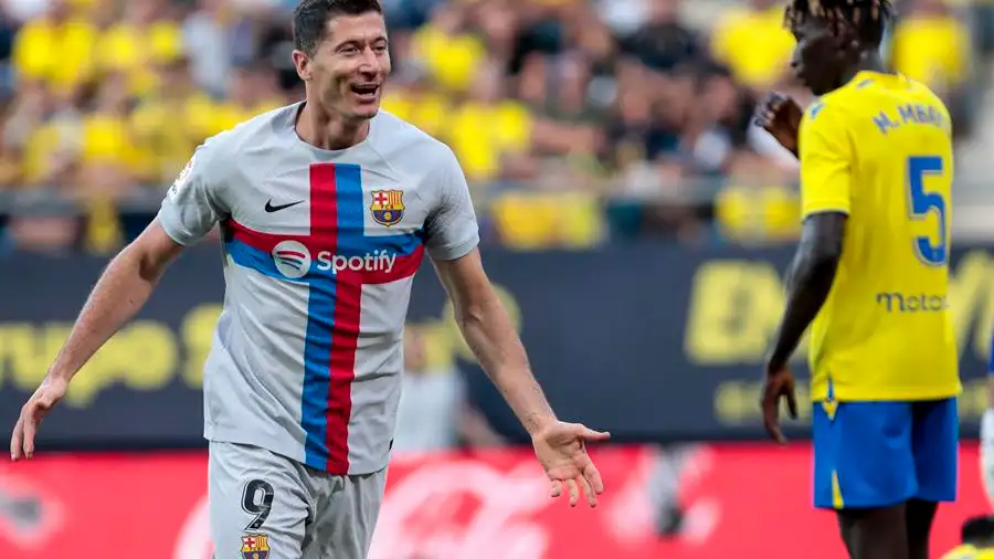 Un Barça a medio gas vence al Cádiz y mete presión al Real Madrid Un Barça a medio gas vence al Cádiz y mete presión al Real Madrid
