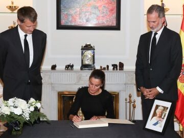El rey Felipe VI y la reina Letizia escriben en el libro de condolencias de la reina Isabel II