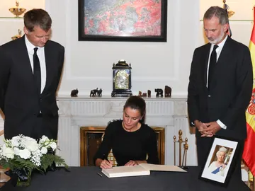 El rey Felipe VI y la reina Letizia escriben en el libro de condolencias de la reina Isabel II El rey Felipe VI y la reina Letizia escriben en el libro de condolencias de la reina Isabel II