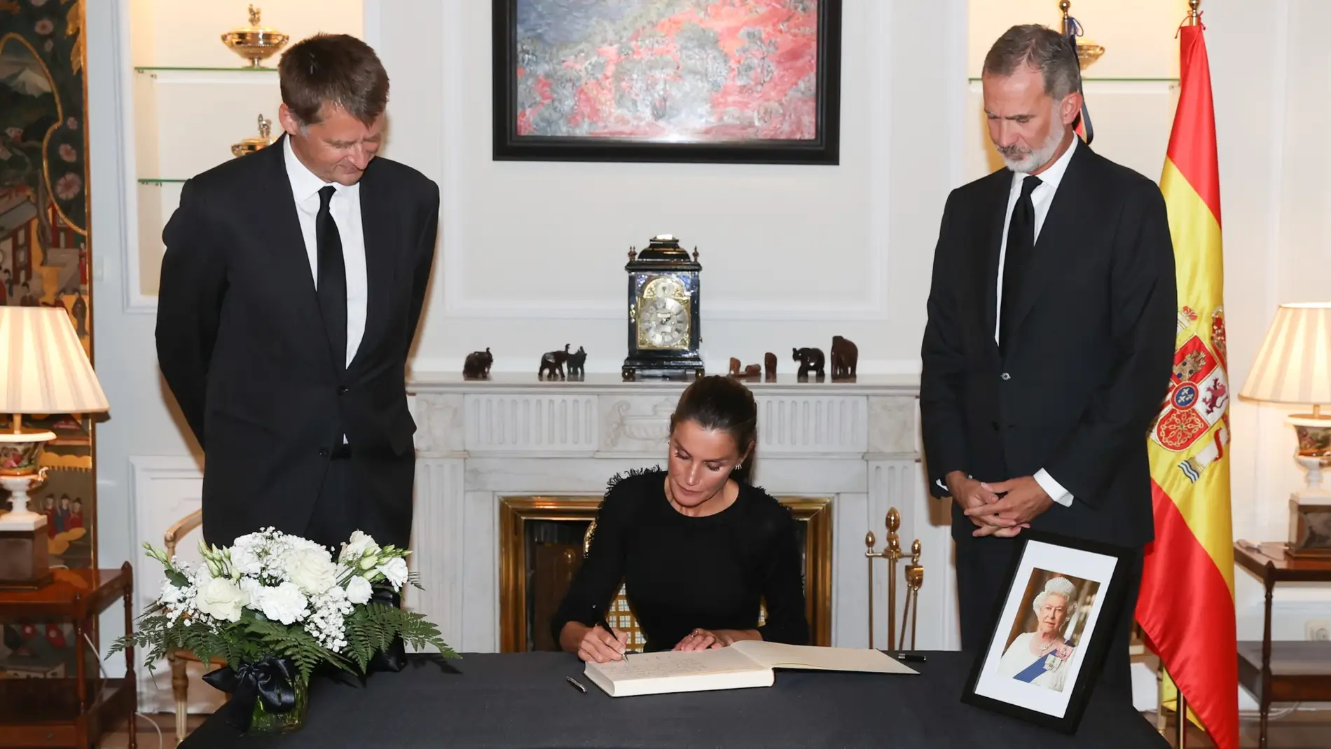 El rey Felipe VI y la reina Letizia escriben en el libro de condolencias de la reina Isabel II