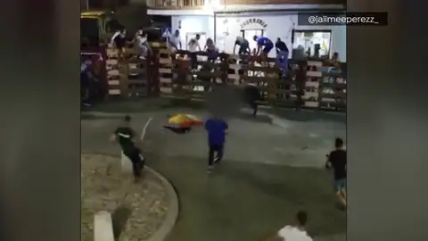 Muere un hombre por la cogida de un toro durante los encierros de las fiestas en Navalcarnero, Madrid Muere un hombre por la cogida de un toro durante los encierros de las fiestas en Navalcarnero, Madrid