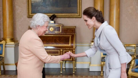 Isabel II y Angelina Jolie