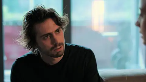 Selçuk y Nil se reconcilian tras su fuerte discusión: “Te pido que me perdones” Selçuk no está dispuesto a perder a Nil y va a hacer lo que sea para que le perdone.