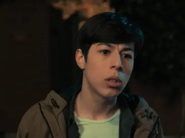 ¡Pillados! Ali descubre a Asya y Volkan besándose, pero decide guardar el secreto ¡Pillados! Ali descubre a Asya y Volkan besándose, pero decide guardar el secreto