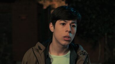 ¡Pillados! Ali descubre a Asya y Volkan besándose, pero decide guardar el secreto 