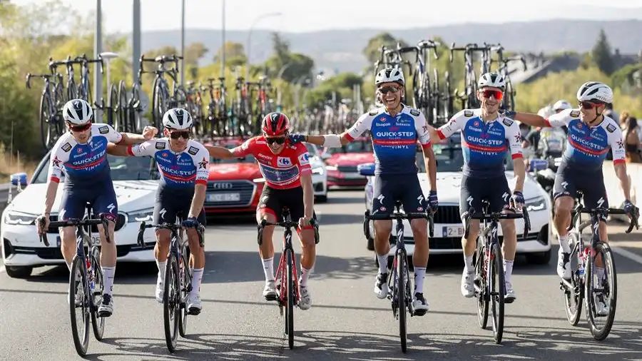 Remco Evenepoel gana la Vuelta España con dos españoles en el podio: Mas 2º y Ayuso 3º Remco Evenepoel gana la Vuelta España con dos españoles en el podio: Mas 2º y Ayuso 3º