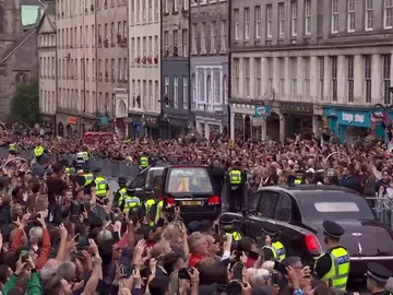 El féretro con los restos mortales de Isabel II llega a Edimburgo entre aplausos y vítores El féretro con los restos mortales de Isabel II llega a Edimburgo entre aplausos y vítores