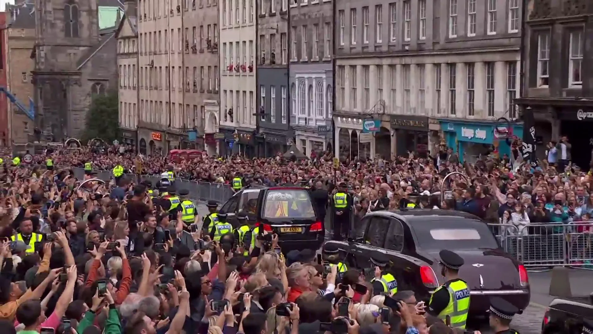 El f&eacute;retro con los restos mortales de Isabel II llega a Edimburgo entre aplausos y v&iacute;tores