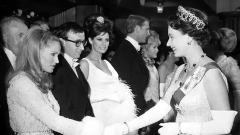 Ursula Andress, Woody Allen, Raquel Welch, James Fox, Suzzana Leigh e Isabel II Ursula Andress, Woody Allen, Raquel Welch, James Fox, Suzzana Leigh e Isabel II