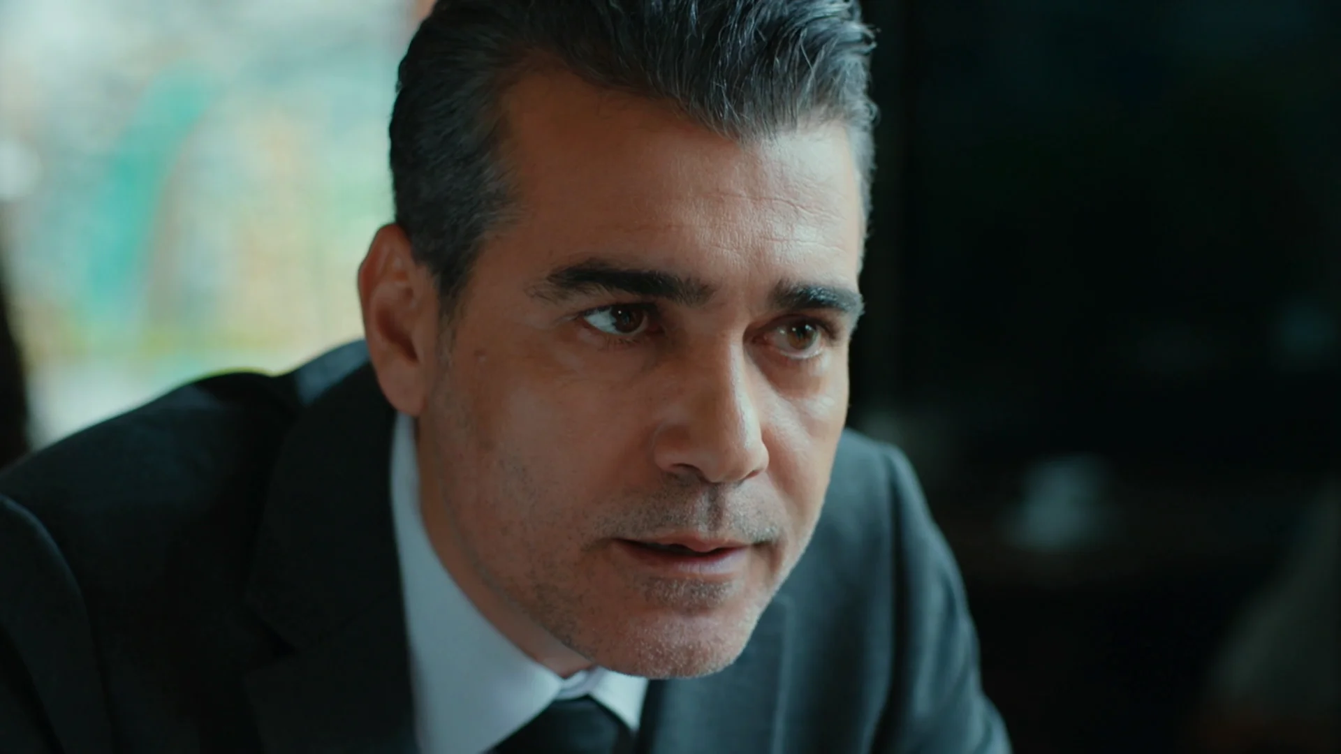 ¿Asya o Derin?: El peligroso doble juego de Volkan para no renunciar, por el momento, a ninguna de las dos Volkan quiere volver con Asya, pero se resiste en dejar a Derin.