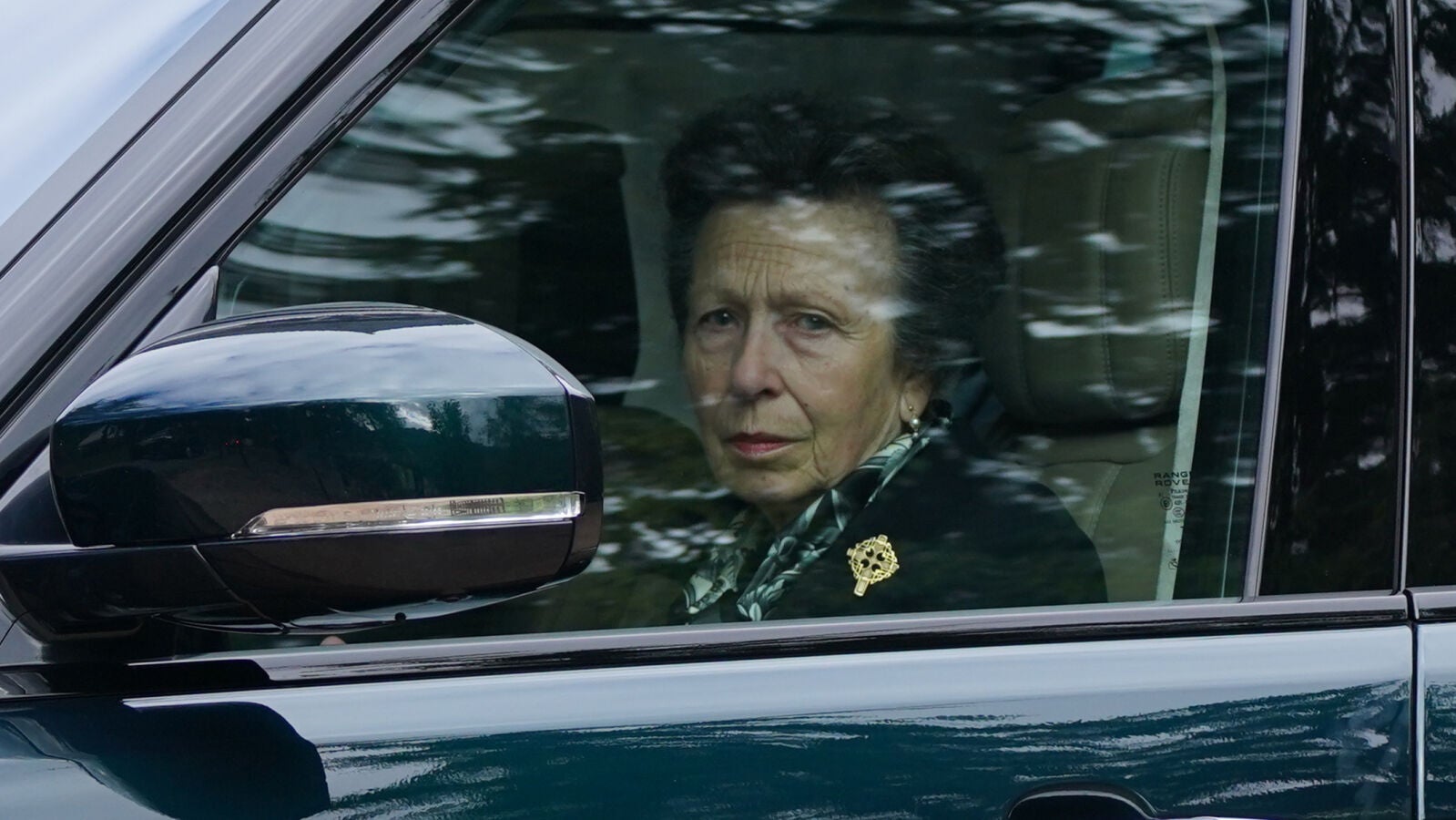 La princesa Ana, desolada y con la mirada perdida en su último paseo con Isabel II