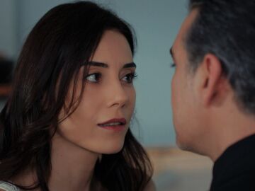 Asya le pide a Volkan que si la quiere que se lo demuestre divorciándose de Derin: “No voy a ser la amante de mi ex” 