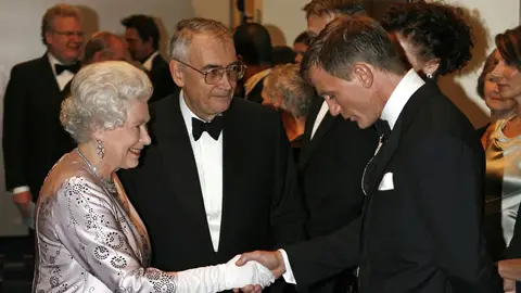 Isabel II y Daniel Craig Isabel II y Daniel Craig