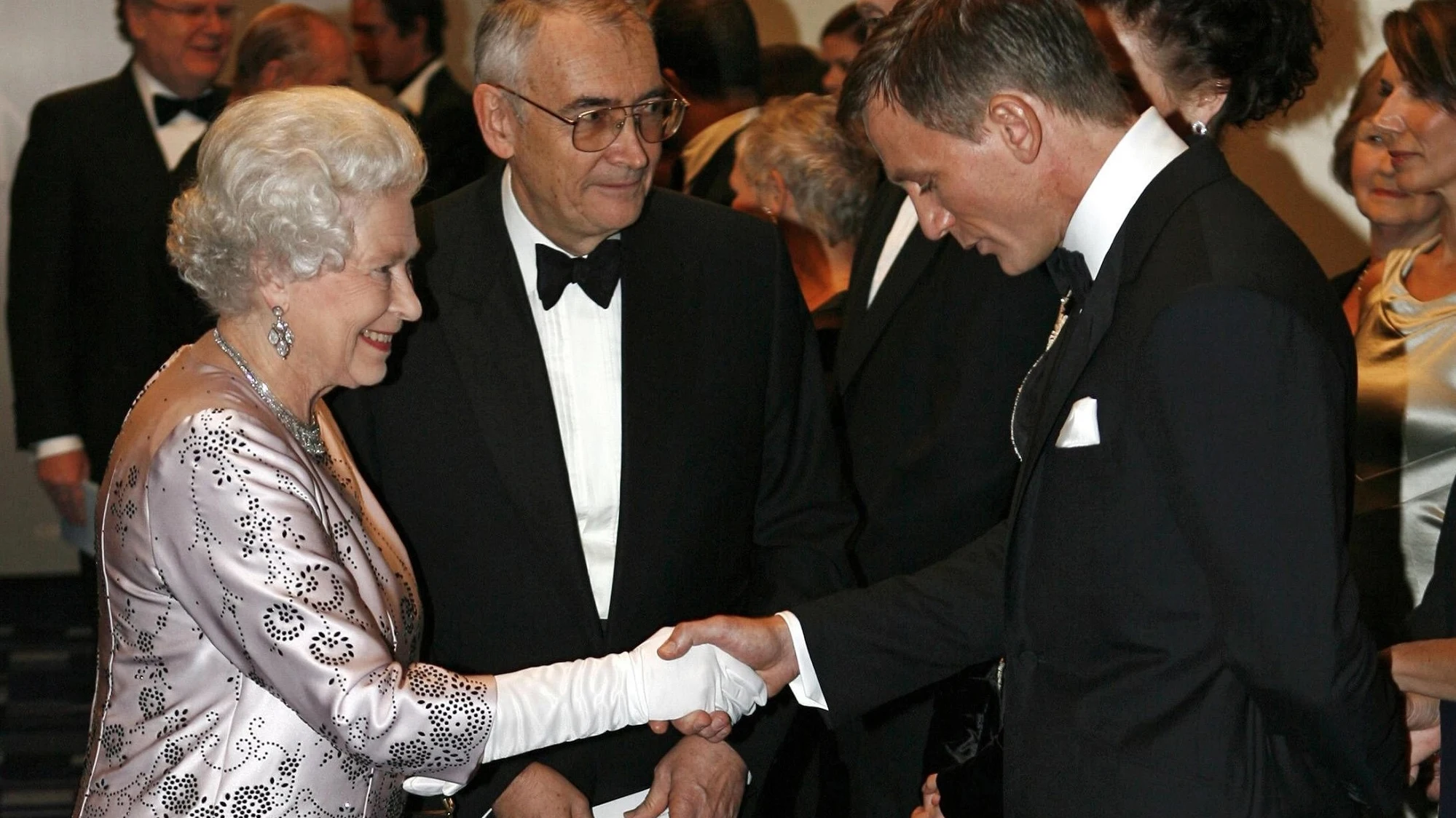 Isabel II y Daniel Craig