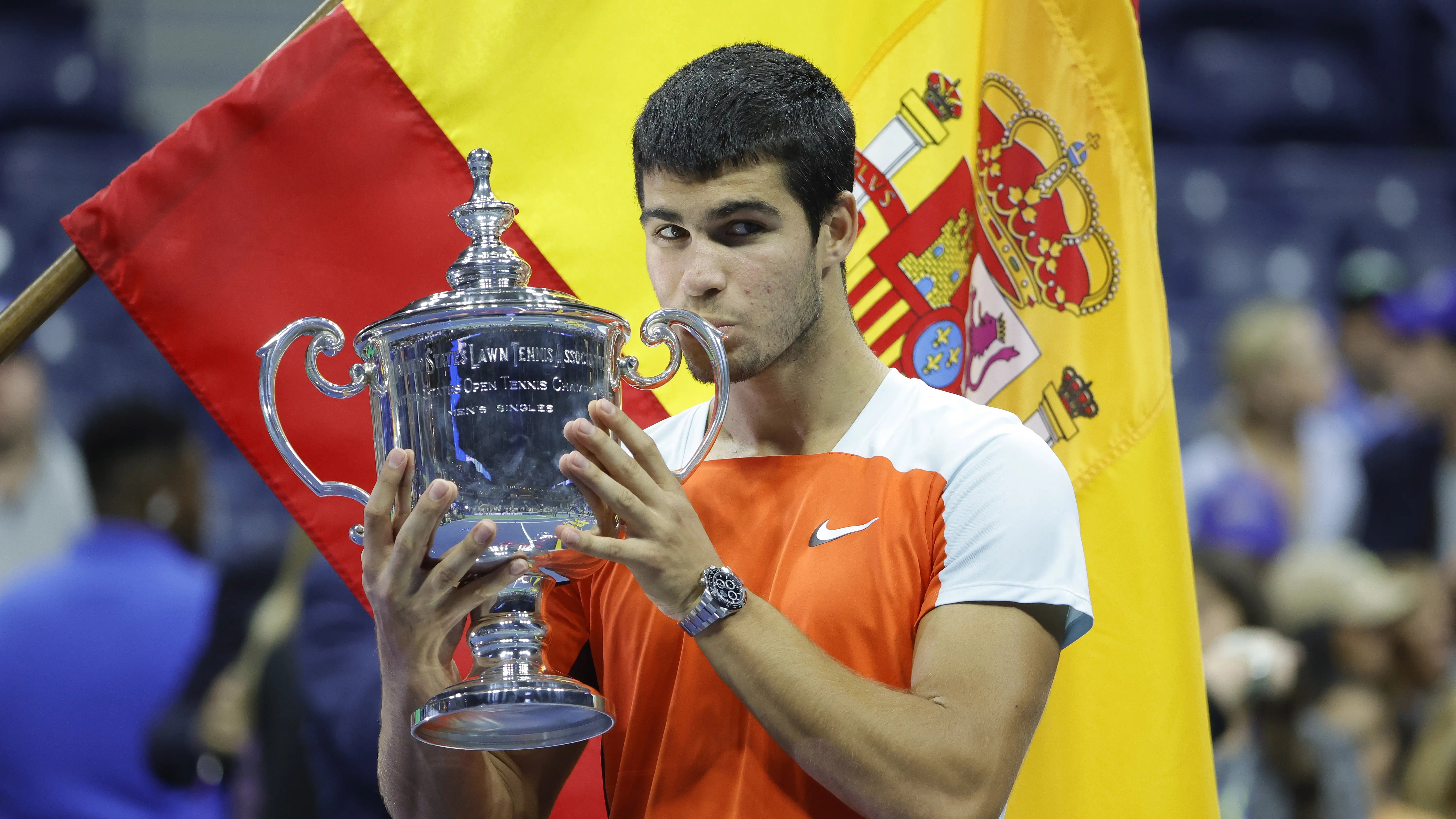 Carlos Alcaraz besa el trofeo del US Open, el primer Grand Slam de su carrera