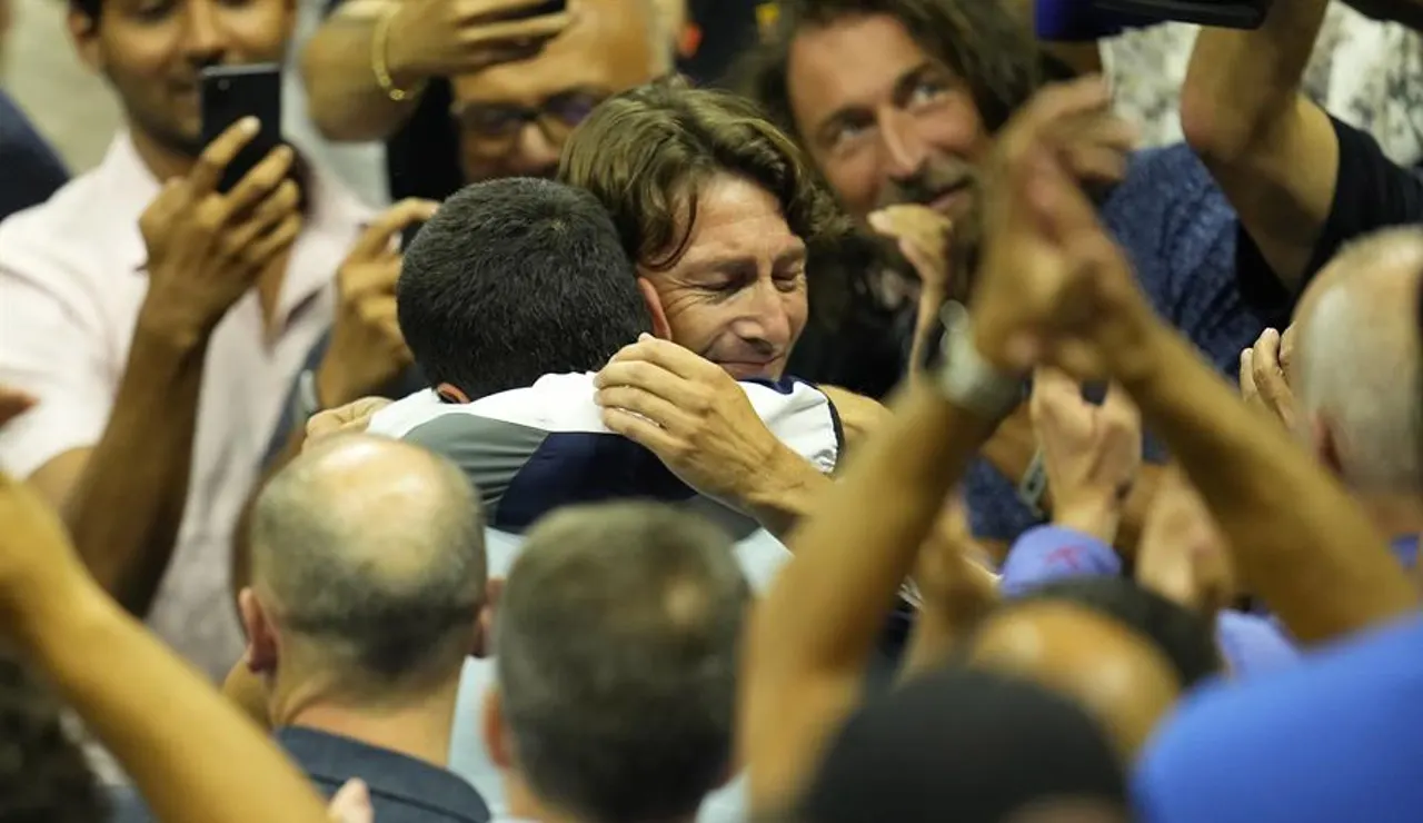 Juan Carlos Ferrero se abraza a Alcaraz tras la final del US Open