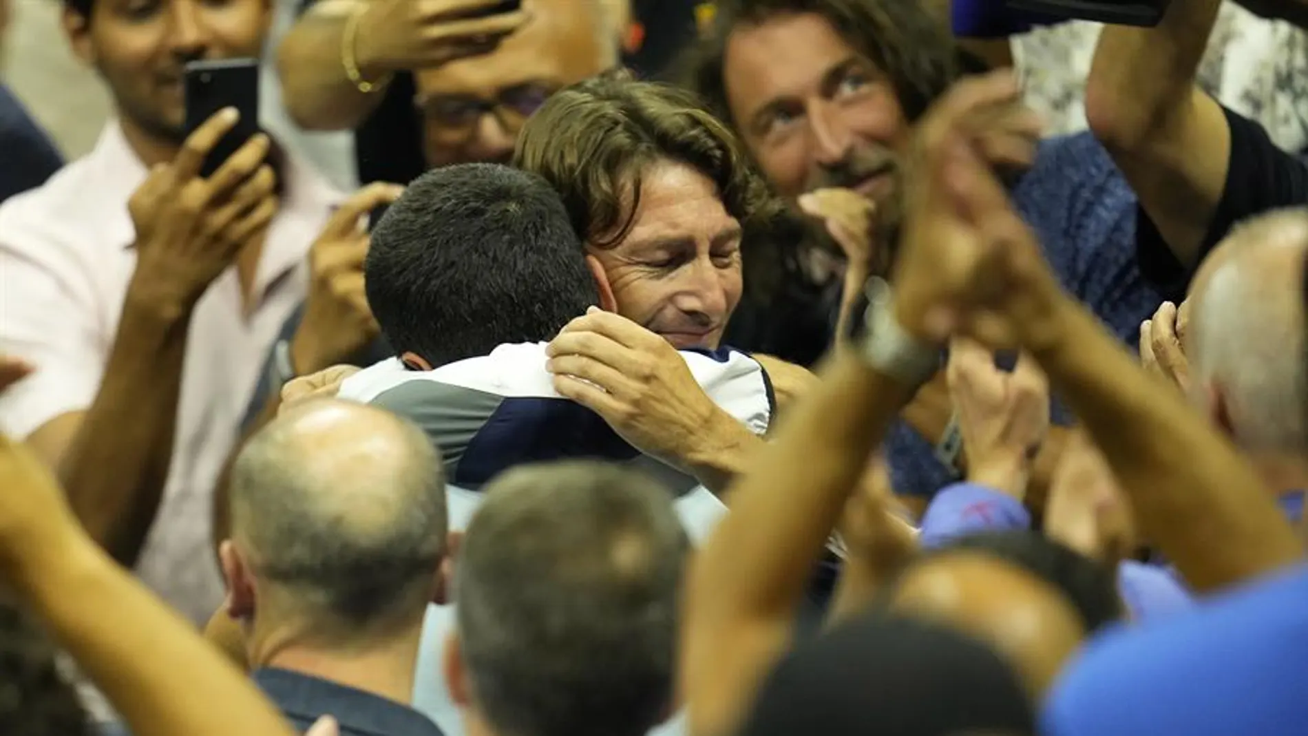 Juan Carlos Ferrero se abraza a Alcaraz tras la final del US Open