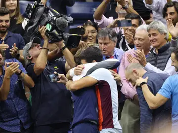 Juan Carlos Ferrero se abraza con Carlos Alcaraz