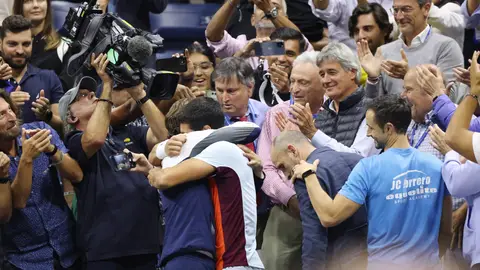 Juan Carlos Ferrero se abraza con Carlos Alcaraz Juan Carlos Ferrero se abraza con Carlos Alcaraz