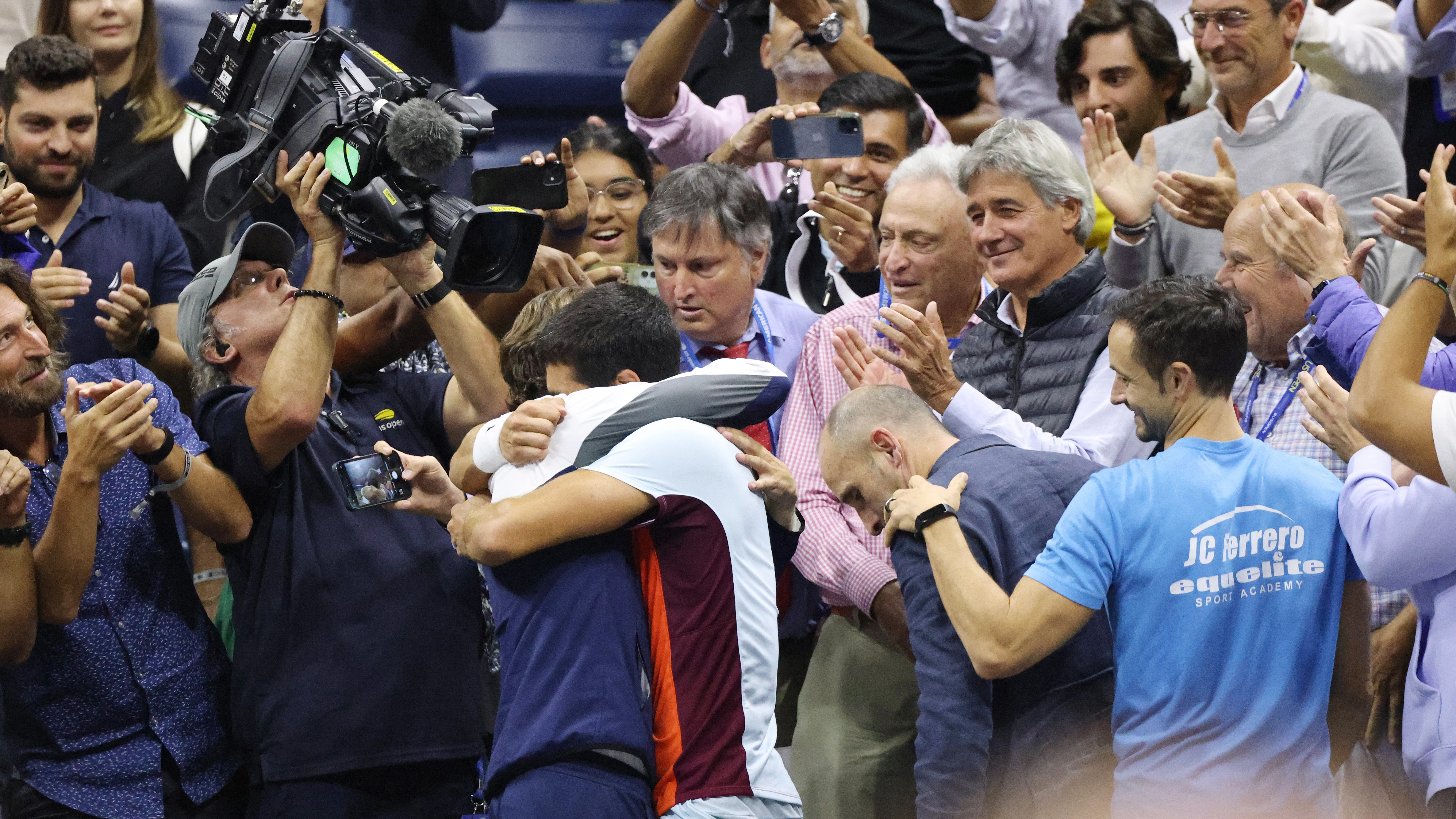 Juan Carlos Ferrero se abraza con Carlos Alcaraz Juan Carlos Ferrero se abraza con Carlos Alcaraz