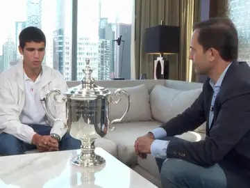 José Ángel Abad charla con Carlos Alcaraz tras su triunfo en el US Open